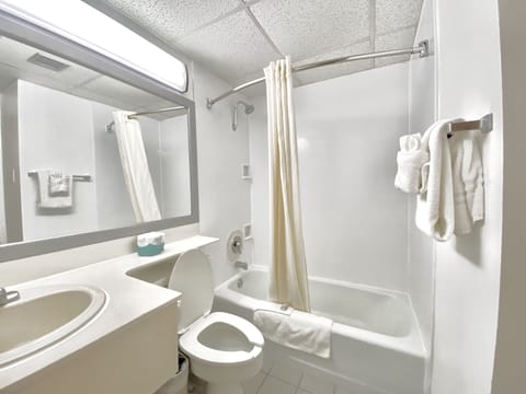 Combined shower/tub, free toiletries, hair dryer, towels