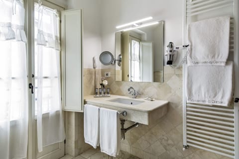 Deluxe Double Room Cortona's Roofs | Bathroom | Shower, rainfall showerhead, free toiletries, hair dryer