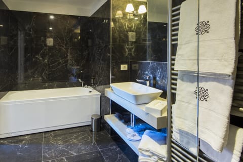 Suite | Bathroom | Free toiletries, hair dryer, slippers, bidet