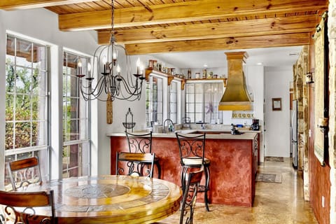 Kitchen + breakfast table