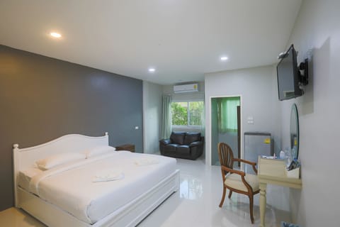 Deluxe King Room  | In-room safe, desk, soundproofing, free WiFi