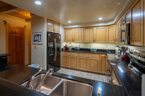 Star Harbor 15 Kitchen Refrigerator - Star Harbor 15 Kitchen Refrigerator