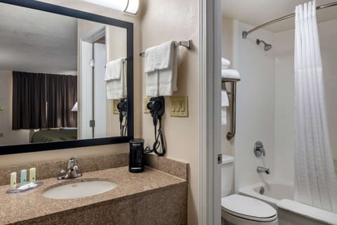 Combined shower/tub, hair dryer, towels