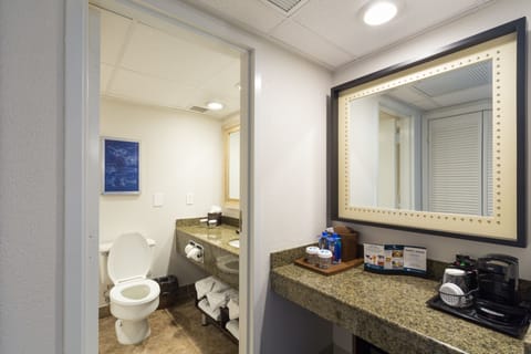 Pillowtop beds, in-room safe, desk, blackout drapes