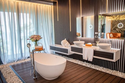 WOW Suite Premier Suite | Bathroom | Free toiletries, hair dryer, slippers, towels