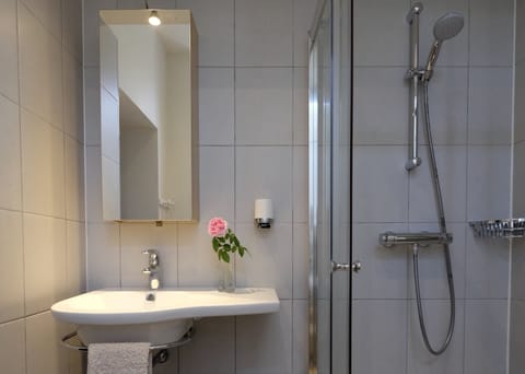 Deluxe Double Room, Ensuite (Agastache-1er étage) | Bathroom | Shower, rainfall showerhead, hair dryer, towels