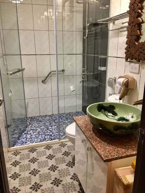Standard Twin Room (302) | Bathroom sink