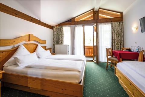 Standard Triple Room | Hypo-allergenic bedding, in-room safe, desk, blackout drapes