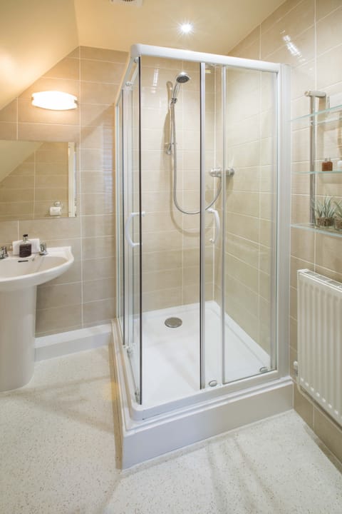 Superior Double Room, Ensuite | Bathroom | Free toiletries, hair dryer, bathrobes, heated floors