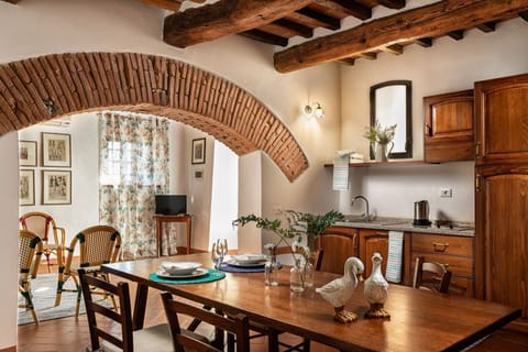 agriturismo-la-papessa-chianti-san-donato-farmhouse-iride-living-room-kitchen