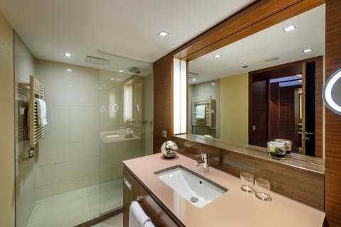 Privilege, Suite, 1 King Bed | Bathroom | Eco-friendly toiletries, hair dryer, towels