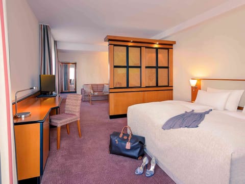 Superior Suite, 1 Double Bed | Hypo-allergenic bedding, in-room safe, desk, laptop workspace