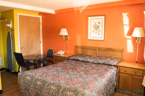 Economy Room, 1 Queen Bed | Desk, iron/ironing board, rollaway beds, free WiFi