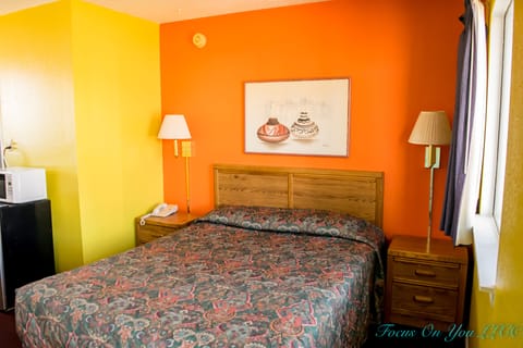 Economy Room, 1 Queen Bed | Desk, iron/ironing board, rollaway beds, free WiFi