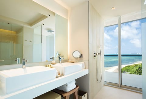 Preferred Club Master Suite Ocean Front | Bathroom amenities | Shower, rainfall showerhead, free toiletries, hair dryer