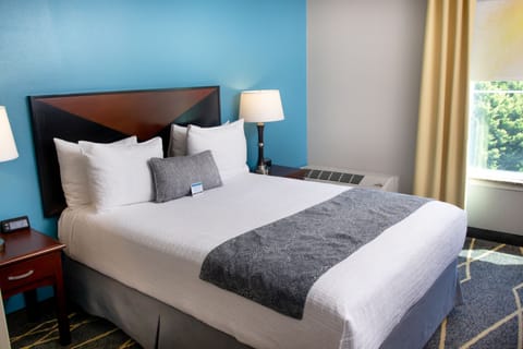 Queen Guestroom | In-room safe, individually furnished, desk, laptop workspace