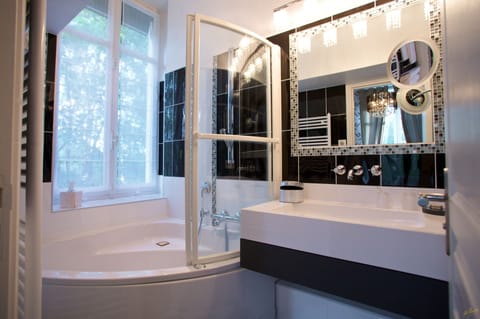 Traditional Suite, Bathtub, Garden View | Bathroom | Free toiletries, hair dryer, towels