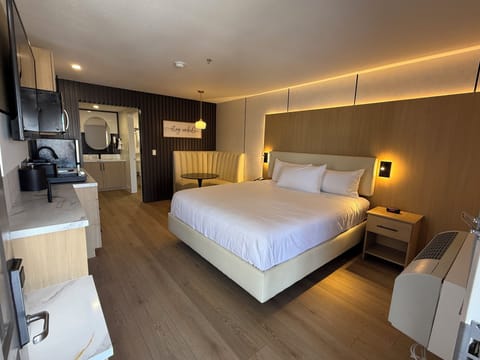Standard Room, 1 King Bed, Non Smoking | Premium bedding, desk, laptop workspace, blackout drapes