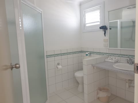 Standard Room, Multiple Beds, Non Smoking | Bathroom | Free toiletries, hair dryer, towels