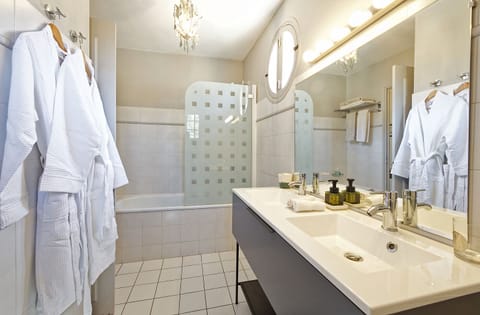 Deluxe Suite, Private Bathroom | WiFi