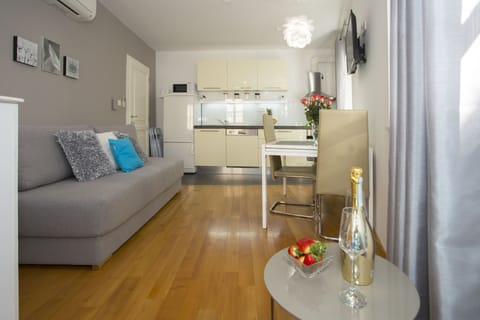 Deluxe Apartment, 1 Bedroom, Sea Facing | Living room | Flat-screen TV