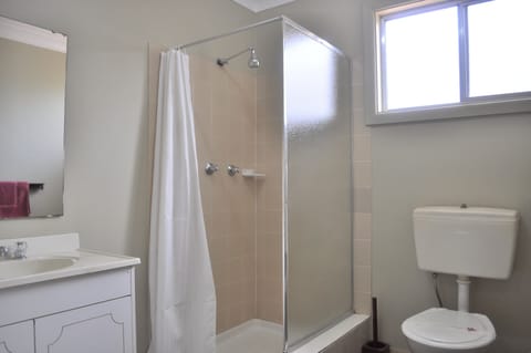 Large Cabin | Bathroom | Shower, towels