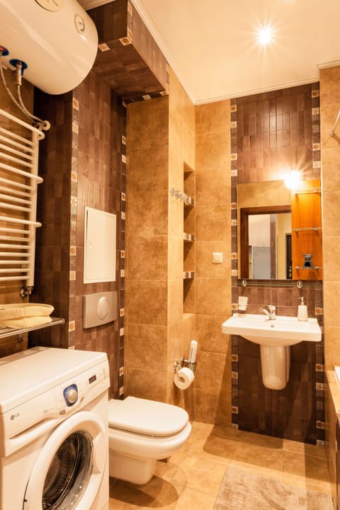 Basic Apartment, 2 Bedrooms | Bathroom | Shower, free toiletries, hair dryer, towels