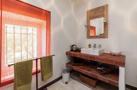 Double Room | Bathroom | Shower, free toiletries, hair dryer, bathrobes