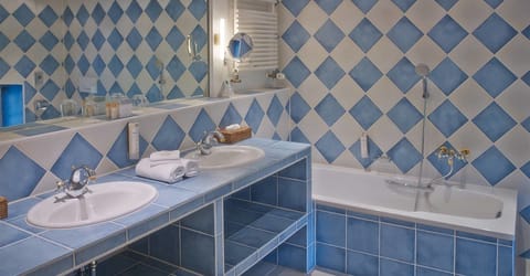 Junior Double Room | Bathroom | Free toiletries, hair dryer, towels