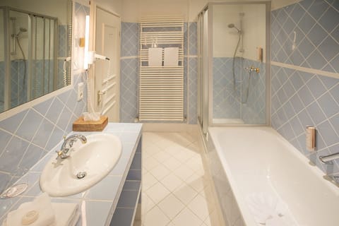 Junior Double Room | Bathroom | Free toiletries, hair dryer, towels