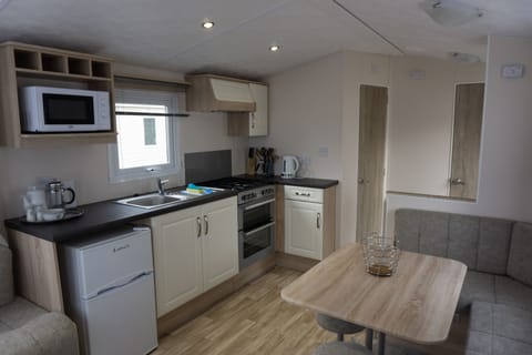 Small Caravan with Loch View - Pet Friendly | Private kitchen | Fridge, microwave, oven, stovetop