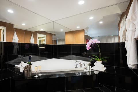 Honeymoon Suite | Bathroom | Combined shower/tub, free toiletries, hair dryer, towels