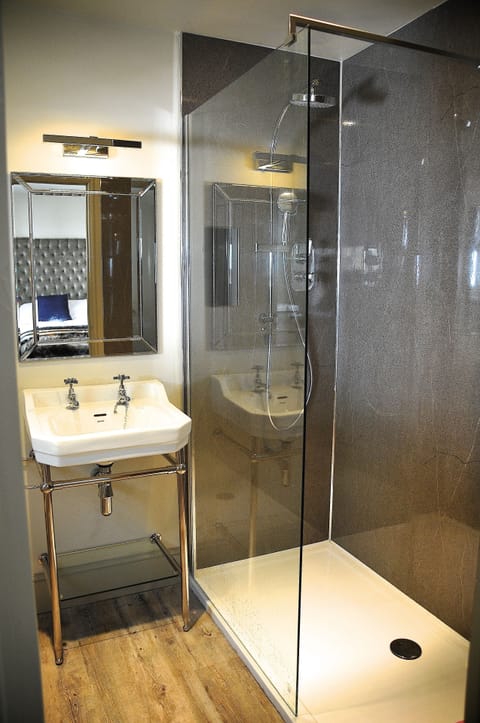 Combined shower/tub, deep soaking tub, free toiletries, hair dryer