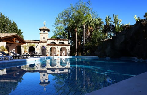 Seasonal outdoor pool, sun loungers