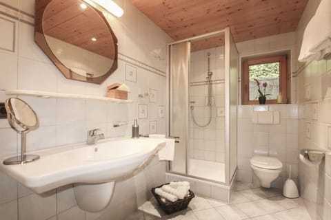 Doppelzimmer mit Balkon oder Terrasse | Bathroom | Separate tub and shower, jetted tub, hair dryer, towels