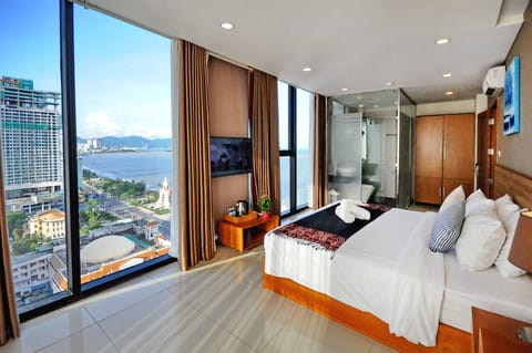 Premium Double Room, 1 King Bed, Partial Ocean View | Egyptian cotton sheets, premium bedding, desk, blackout drapes