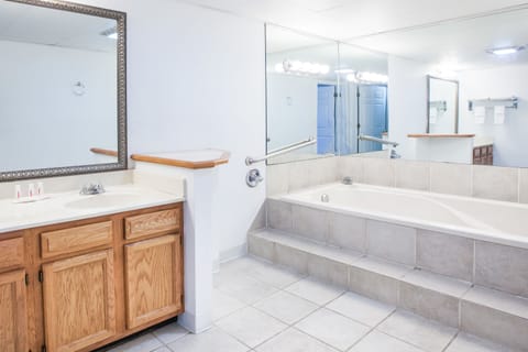 Room, 1 King Bed, Non Smoking | Bathroom | Combined shower/tub, hair dryer, towels