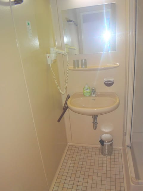 City Single Room | Bathroom | Shower, free toiletries, hair dryer, towels