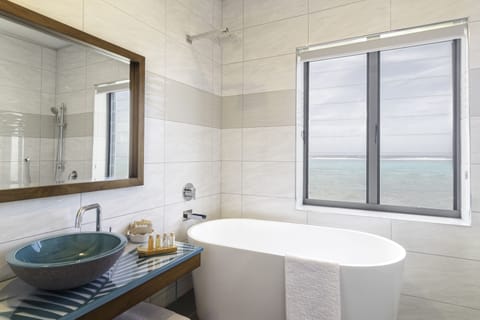 Lagoon Suite | Deep soaking bathtub