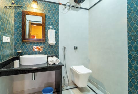 Superior Room | Bathroom | Shower, rainfall showerhead, free toiletries, bathrobes