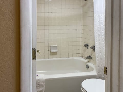 Combined shower/tub, free toiletries, hair dryer, towels