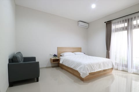 Executive Double Room | Desk, laptop workspace, free WiFi, bed sheets