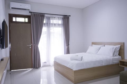 Executive Double Room | Desk, laptop workspace, free WiFi, bed sheets