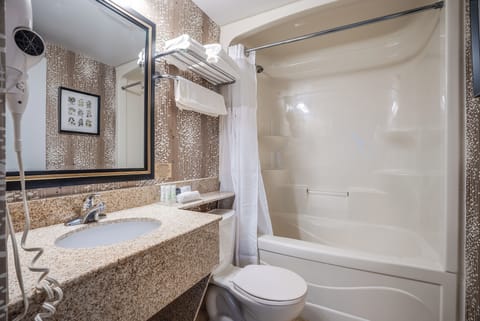 Luxury King Suite with Jetted Tub | Bathroom | Combined shower/tub, free toiletries, hair dryer, towels