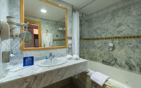 Twin Room, Private Bathroom, Sea View | Bathroom | Combined shower/tub, free toiletries, hair dryer, towels