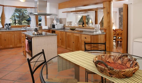 Deluxe Chalet, 5 Bedrooms, Mountain View | In-room dining