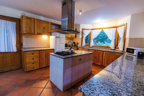 Deluxe Chalet, 5 Bedrooms, Mountain View | In-room dining