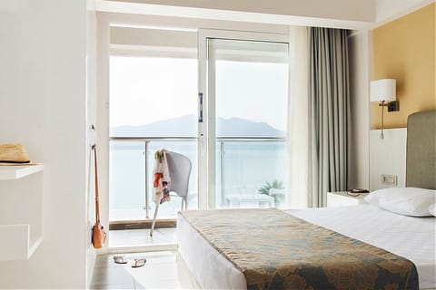 Room, 1 Double or 2 Twin Beds, Sea View | Premium bedding, minibar, in-room safe, free WiFi