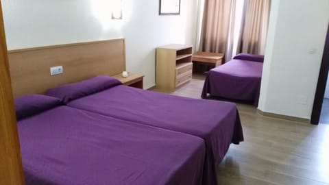 Triple Room | In-room safe, desk, cribs/infant beds, free WiFi