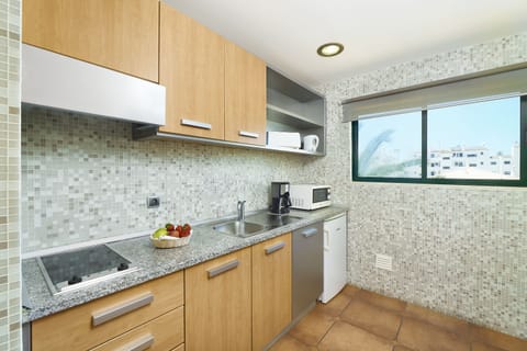 Classic Studio, Balcony (Sunny Side) | Private kitchen | Fridge, microwave, stovetop, electric kettle